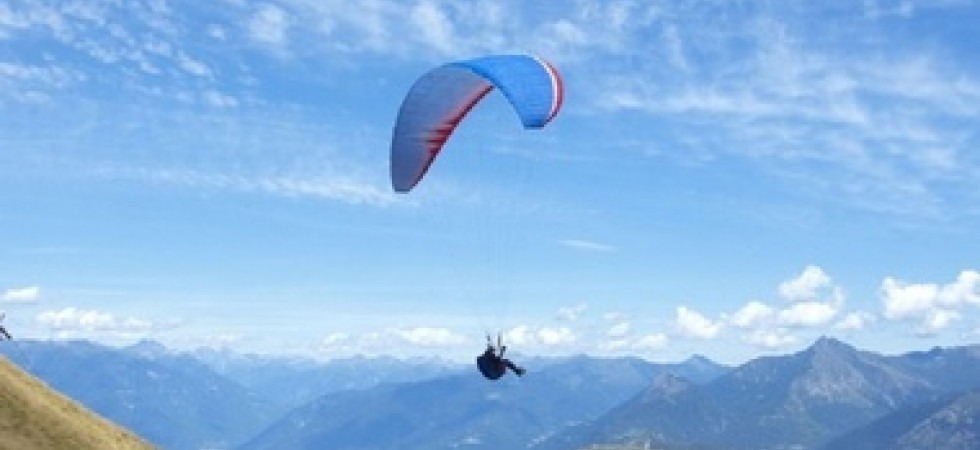 Perde il controllo del parapendio e precipita in fase di discesa